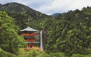 Japon templo en el bosque Japon templo en el bosque