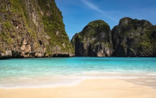 Aguas turquesas y acantilados de Krabi, Tailandia Aguas turquesas y acantilados de Krabi, Tailandia