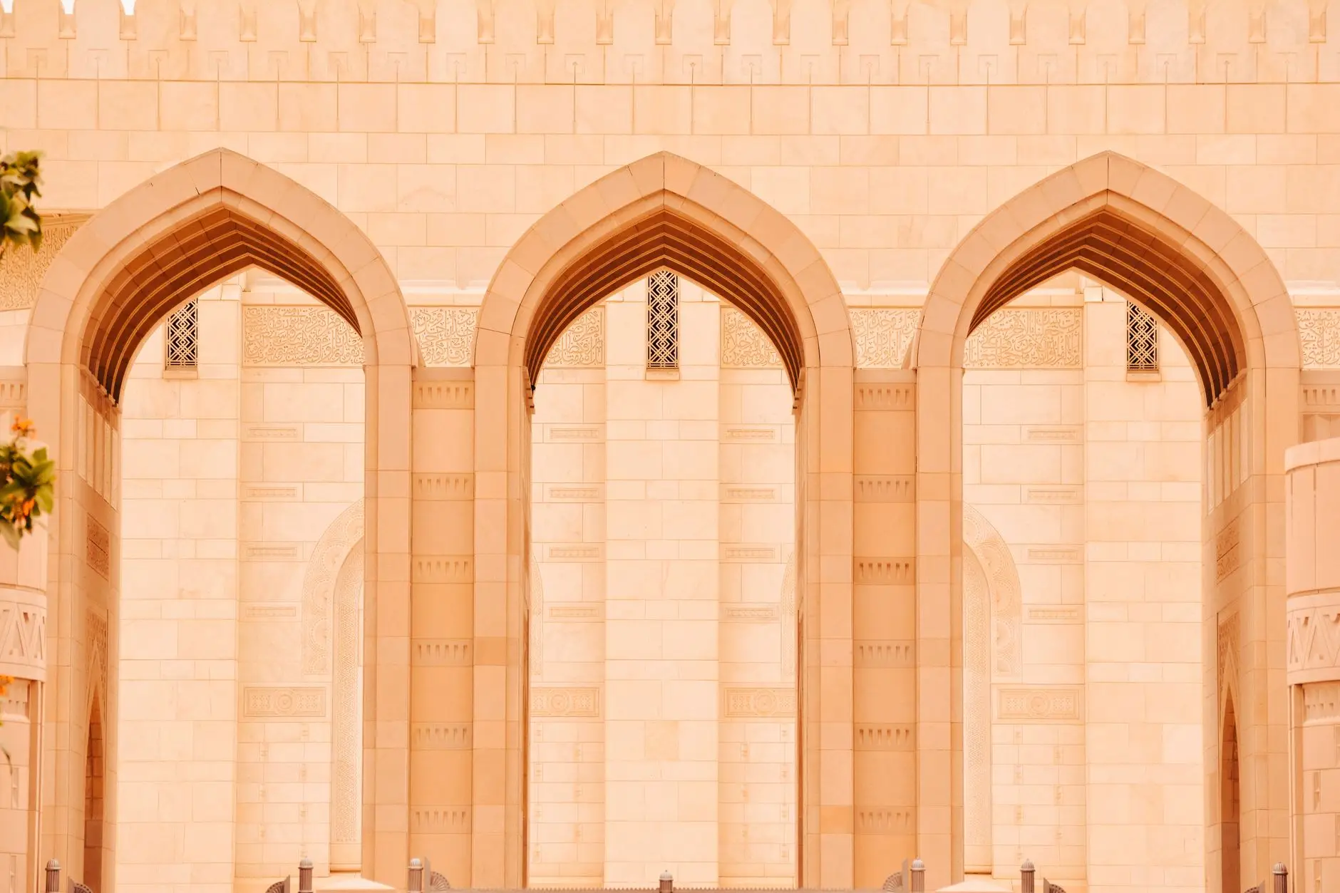 Arcos de mármol de la Gran Mezquita del Sultán Qaboos en Mascate, Omán