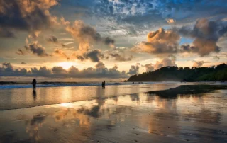 Atardecer en una playa del Pacífico costarricense Atardecer en una playa del Pacífico costarricense