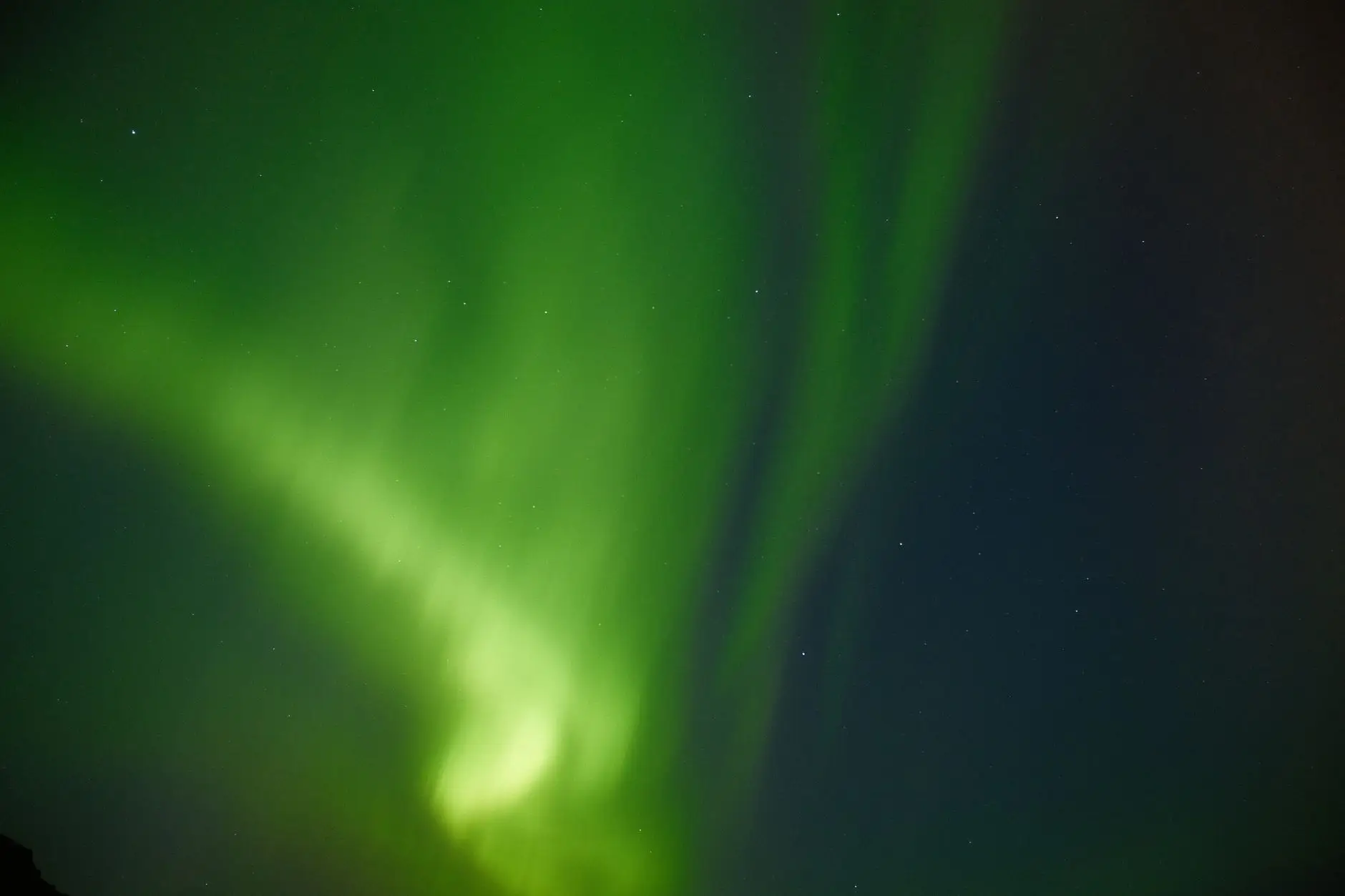 Aurora boreal verde sobre un paisaje nevado de Islandia