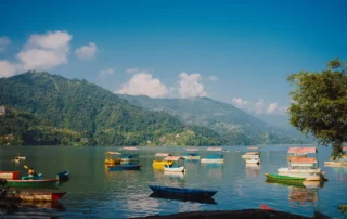 Barcas de colores en el lago Phewa de Pokhara Barcas de colores en el lago Phewa de Pokhara