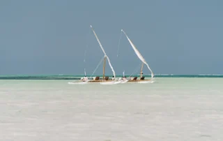 Barcos dhow en las aguas turquesas de Zanzíbar