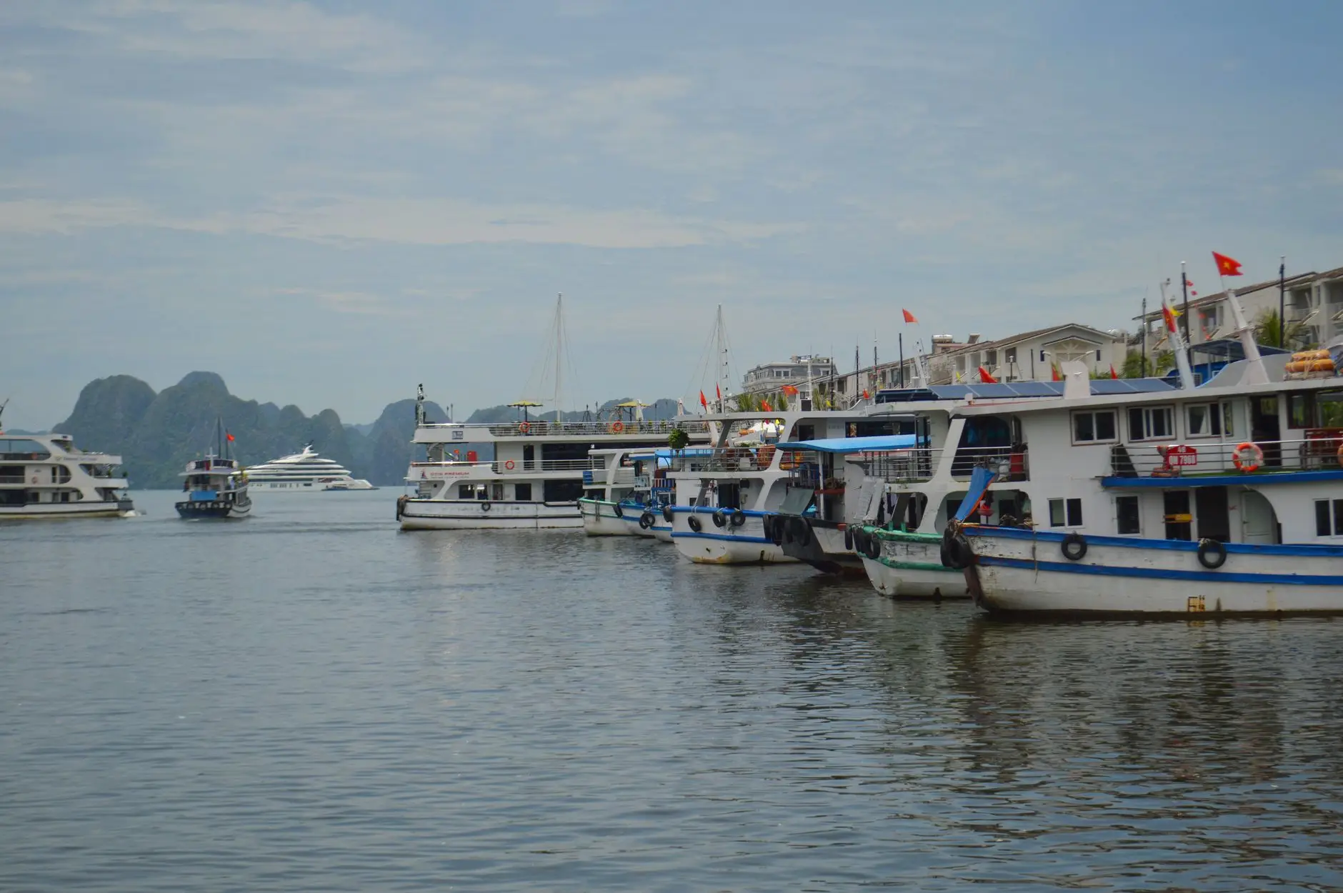 Barcos entre los islotes de la bahía de Halong