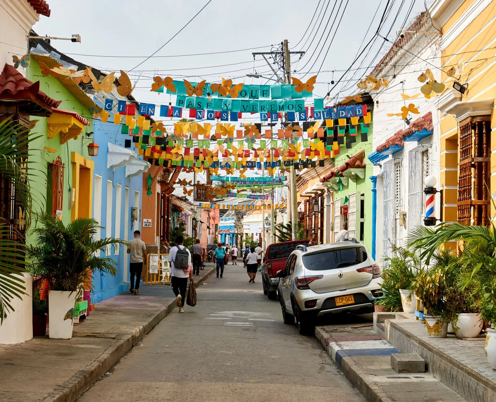 Calle colonial de colores con balcones floridos en Cartagena de Indias