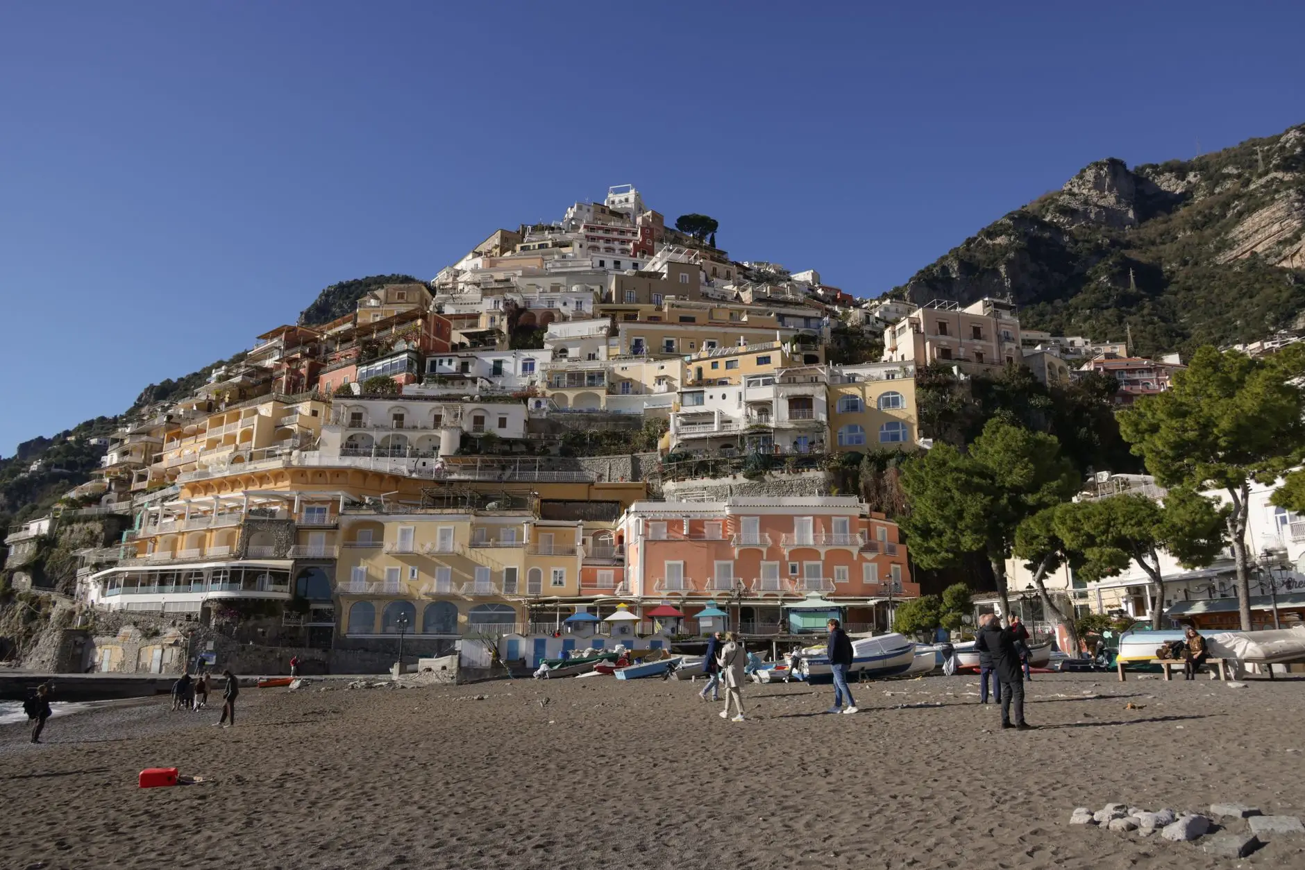 Casas de colores de Positano cayendo hacia el mar en la Costa Amalfitana