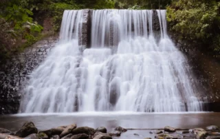 Cascada entre la selva tropical