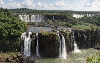 Cataratas de Iguazú entre la selva Cataratas de Iguazú entre la selva