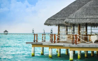 Cena romántica en un restaurante sobre el agua en Maldivas Cena romántica en un restaurante sobre el agua en Maldivas