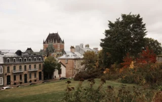 Ciudad de Quebec entre árboles en otoño Ciudad de Quebec entre árboles en otoño