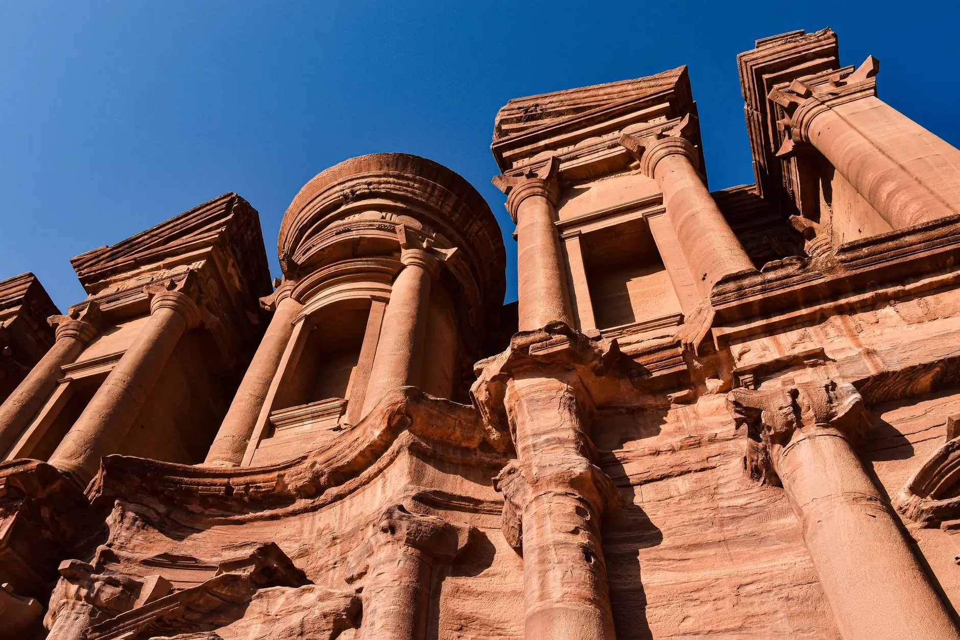 Columnas del Monasterio de Petra iluminadas por el sol, Jordania