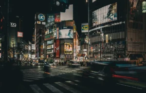 Cruce de Shibuya en Tokio iluminado de noche con multitud de personas