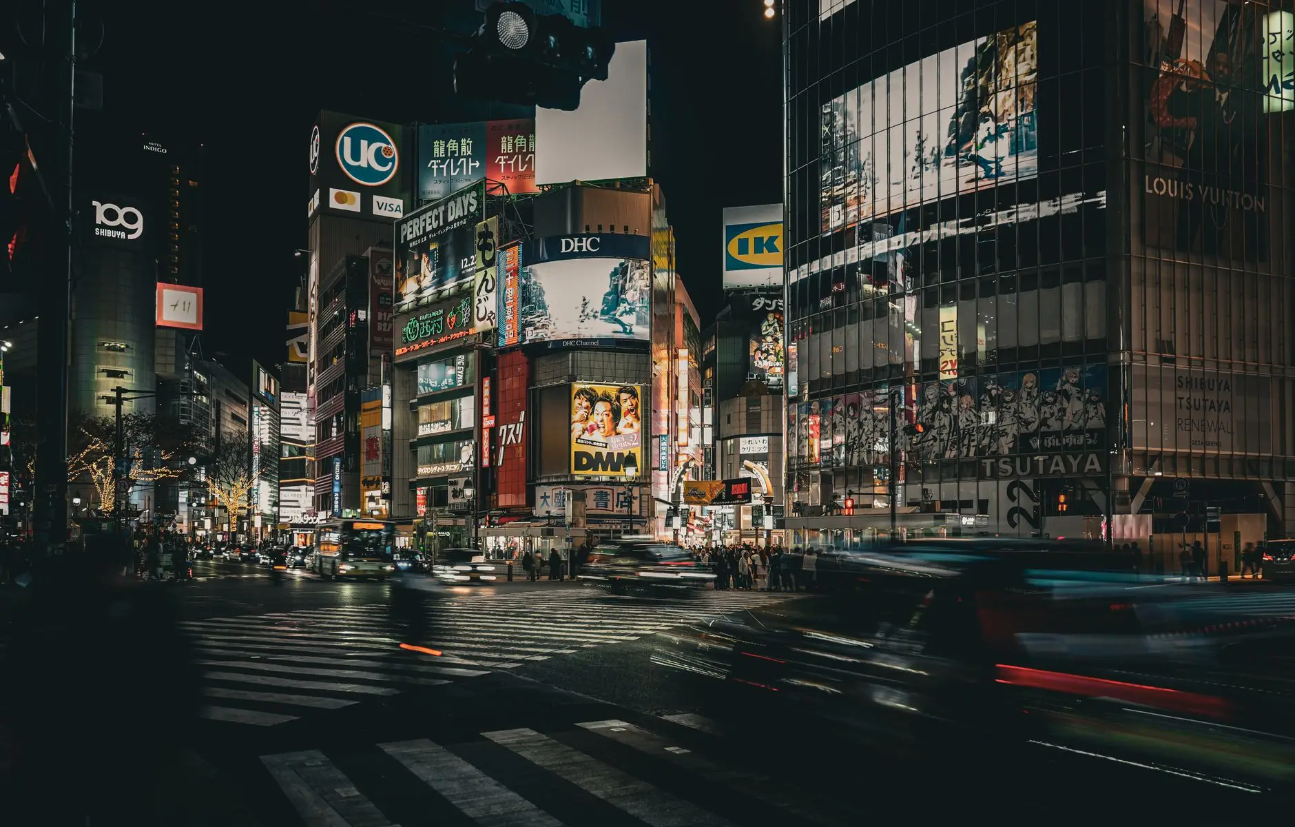 Cruce de Shibuya en Tokio iluminado de noche con multitud de personas