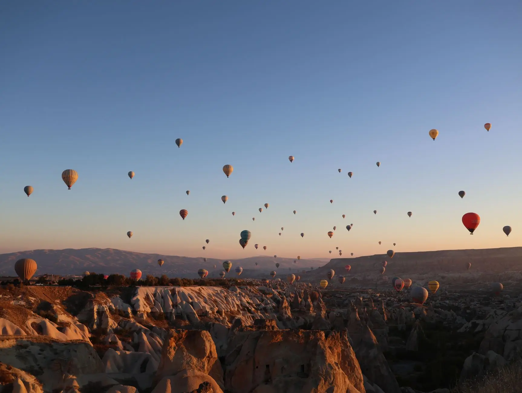 Decenas de globos aerostáticos al amanecer sobre los valles de Capadocia