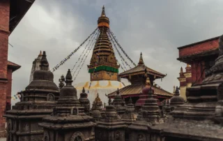 Estupa de Swayambhunath con banderas de oración en Katmandú Estupa de Swayambhunath con banderas de oración en Katmandú