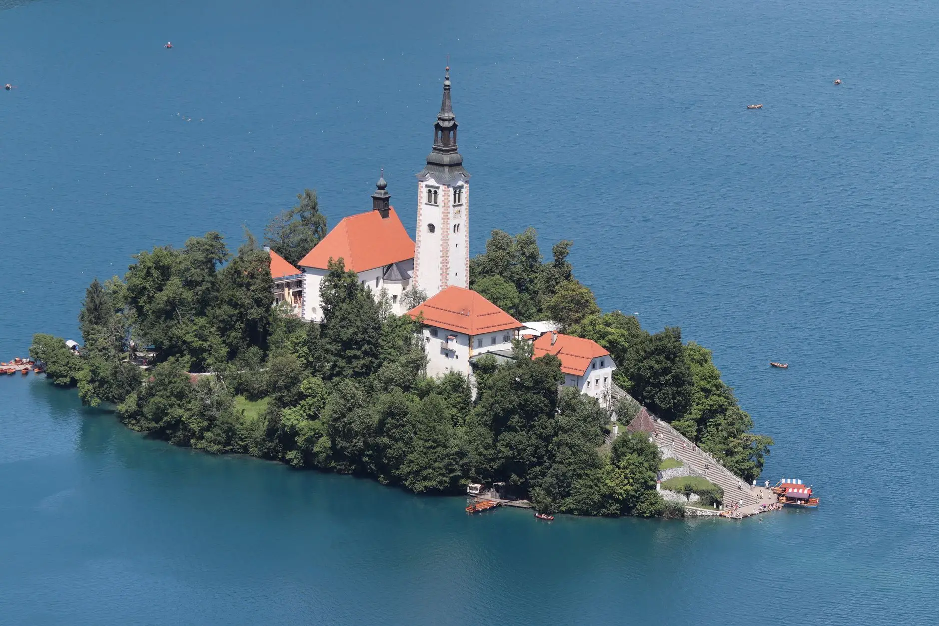 Isla con iglesia en el centro del lago Bled rodeada de montañas