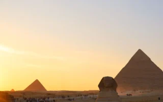 La Esfinge y las pirámides de Giza al atardecer La Esfinge y las pirámides de Giza al atardecer
