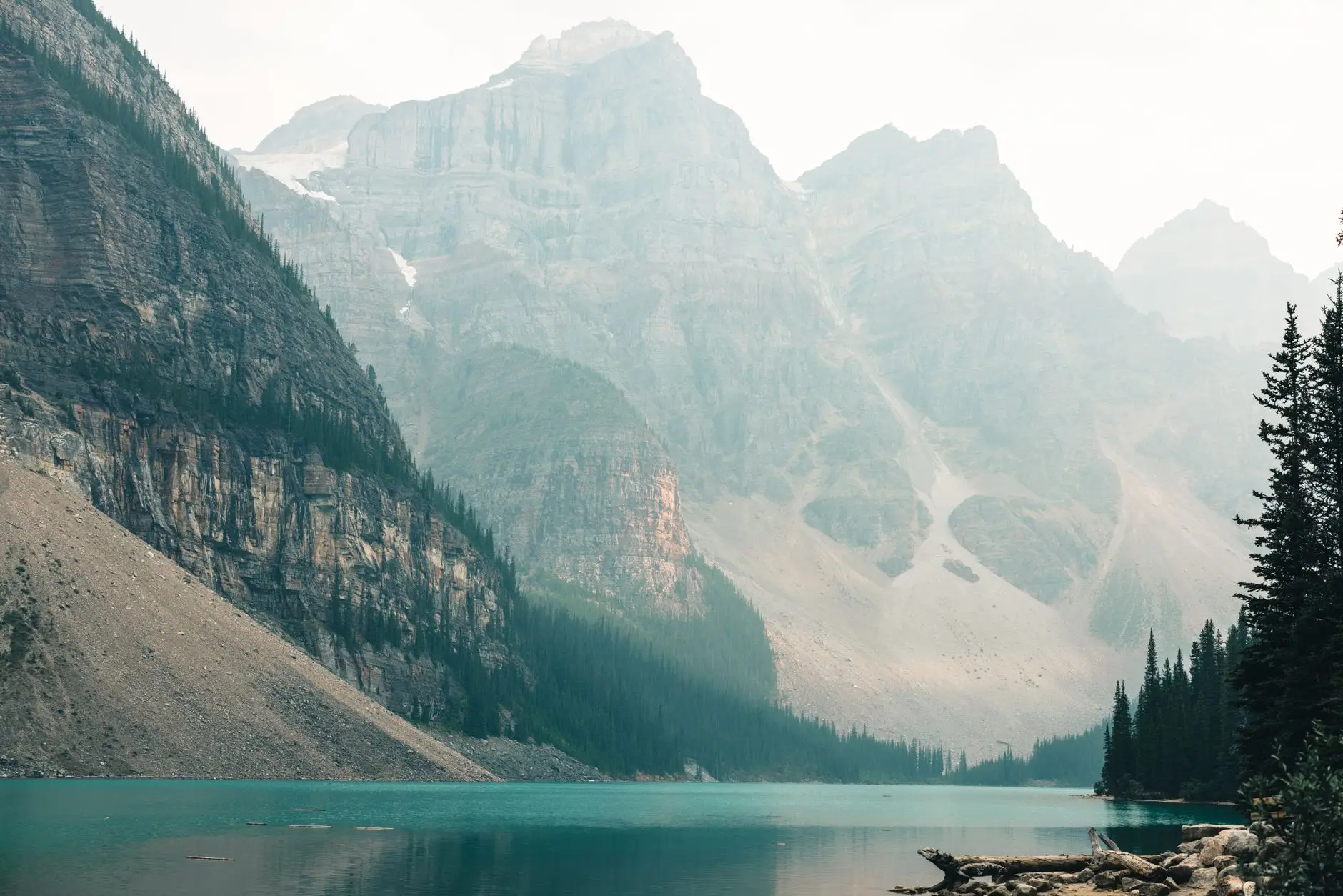 Lago Moraine entre montañas en Banff