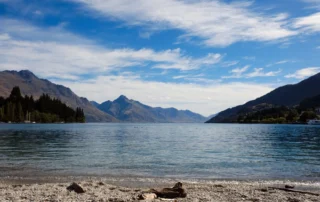 Lago y montañas en Queenstown