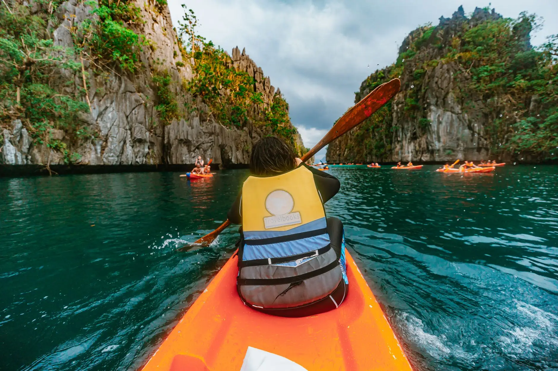 Laguna turquesa entre farallones de piedra caliza en El Nido, Palawan