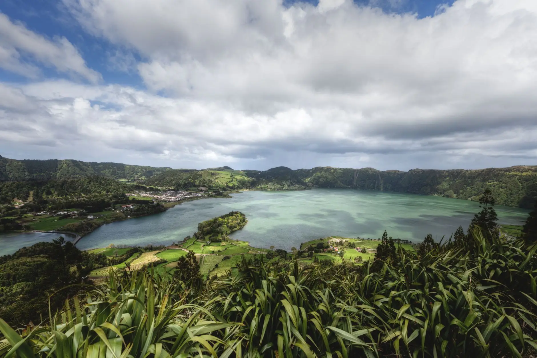 Lagunas gemelas de Sete Cidades entre cráteres verdes en São Miguel, Azores