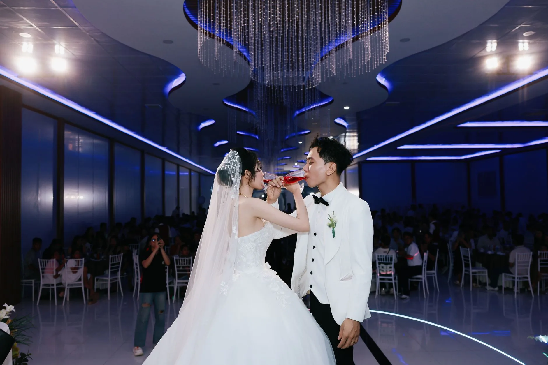 Novios brindando con sus invitados durante el banquete de boda