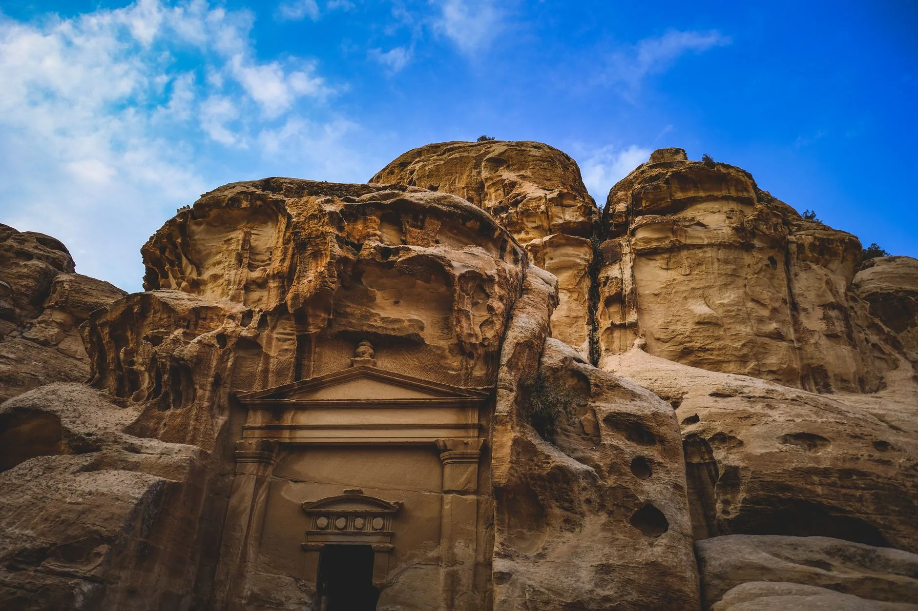 Viajeros recorriendo el desierto de Jordania en invierno
