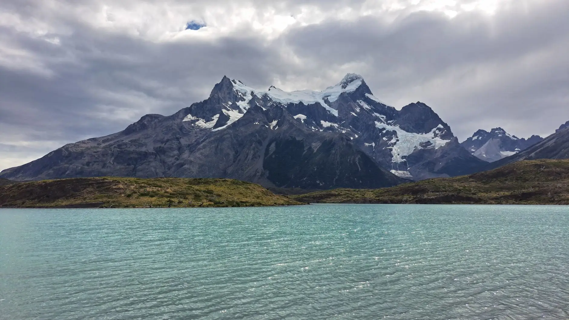 Montañas de Torres del Paine con lago turquesa en la Patagonia chilena