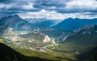 Paisaje de picos y valles del Parque Nacional de Banff
