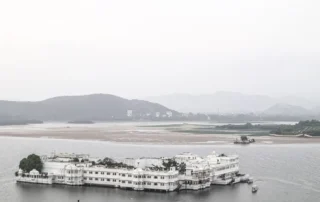 Palacio del Lago sobre el lago Pichola en Udaipur Palacio del Lago sobre el lago Pichola en Udaipur