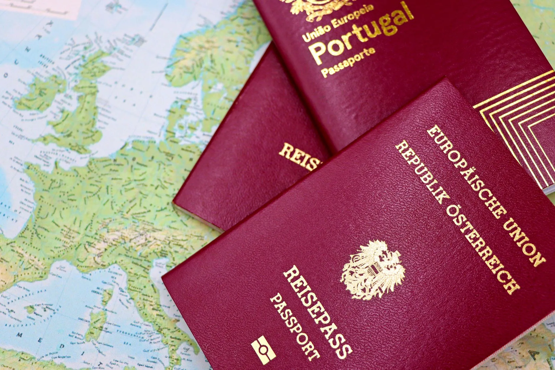 Pasaportes europeos sobre un mapa del mundo durante la preparacion de un viaje Pasaportes europeos sobre un mapa del mundo durante la preparacion de un viaje