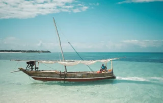 Pescadores en un dhow en Zanzíbar Pescadores en un dhow en Zanzíbar