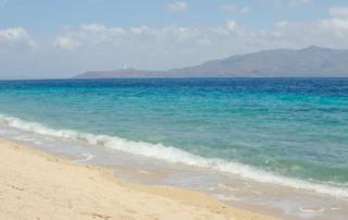 Playa de arena dorada y aguas turquesas en una isla Gili