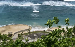 Playa tropical de Bali con aguas turquesas Playa tropical de Bali con aguas turquesas