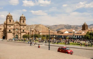 Plaza colonial de Cuzco con su catedral Plaza colonial de Cuzco con su catedral