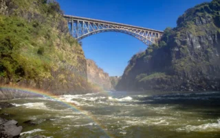 Puente y arcoíris en las Cataratas Victoria Puente y arcoíris en las Cataratas Victoria