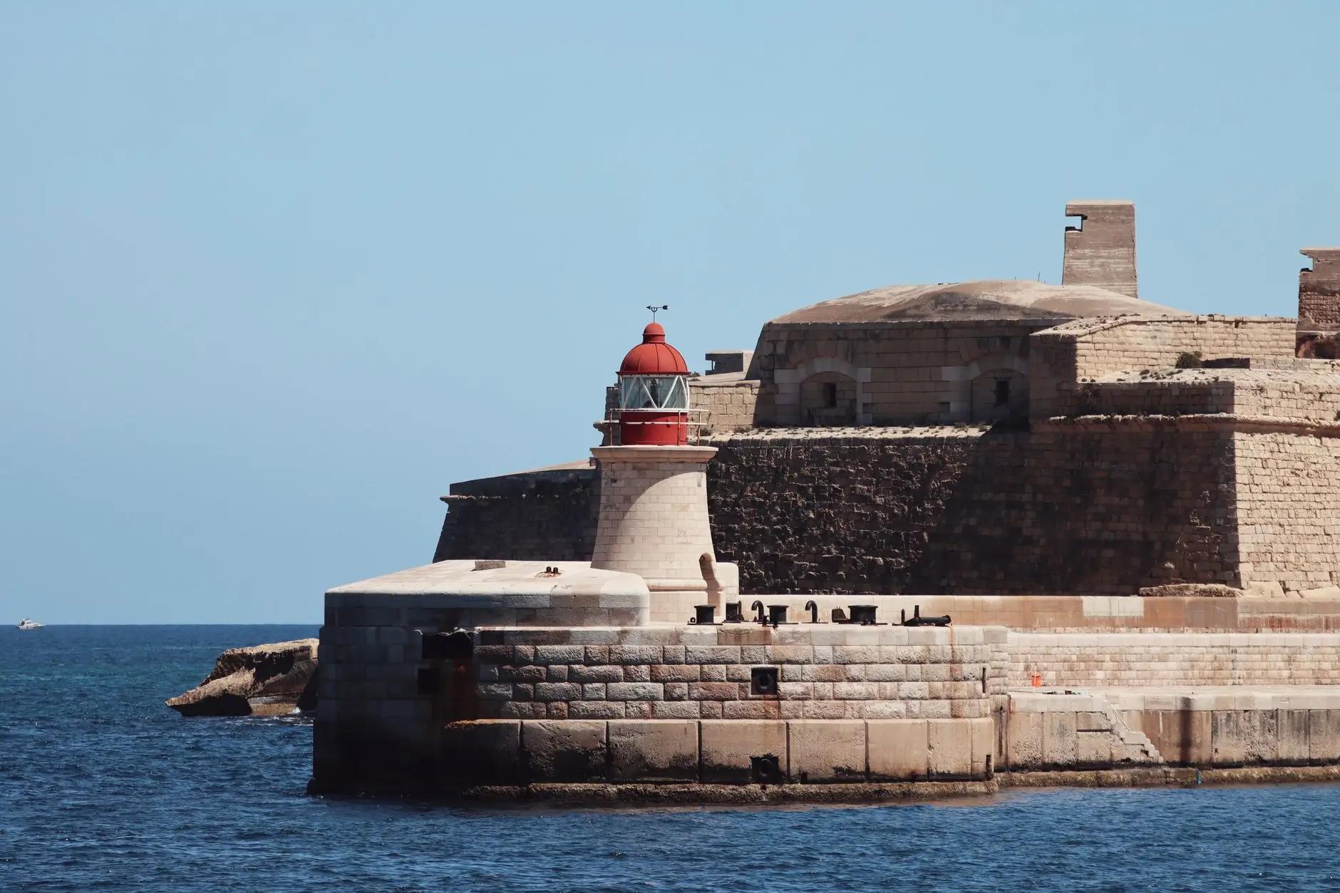 Puerto y bastiones dorados de La Valeta, capital de Malta, desde el mar