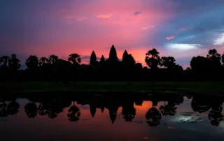 Silueta de Angkor Wat al amanecer reflejada en el agua Silueta de Angkor Wat al amanecer reflejada en el agua