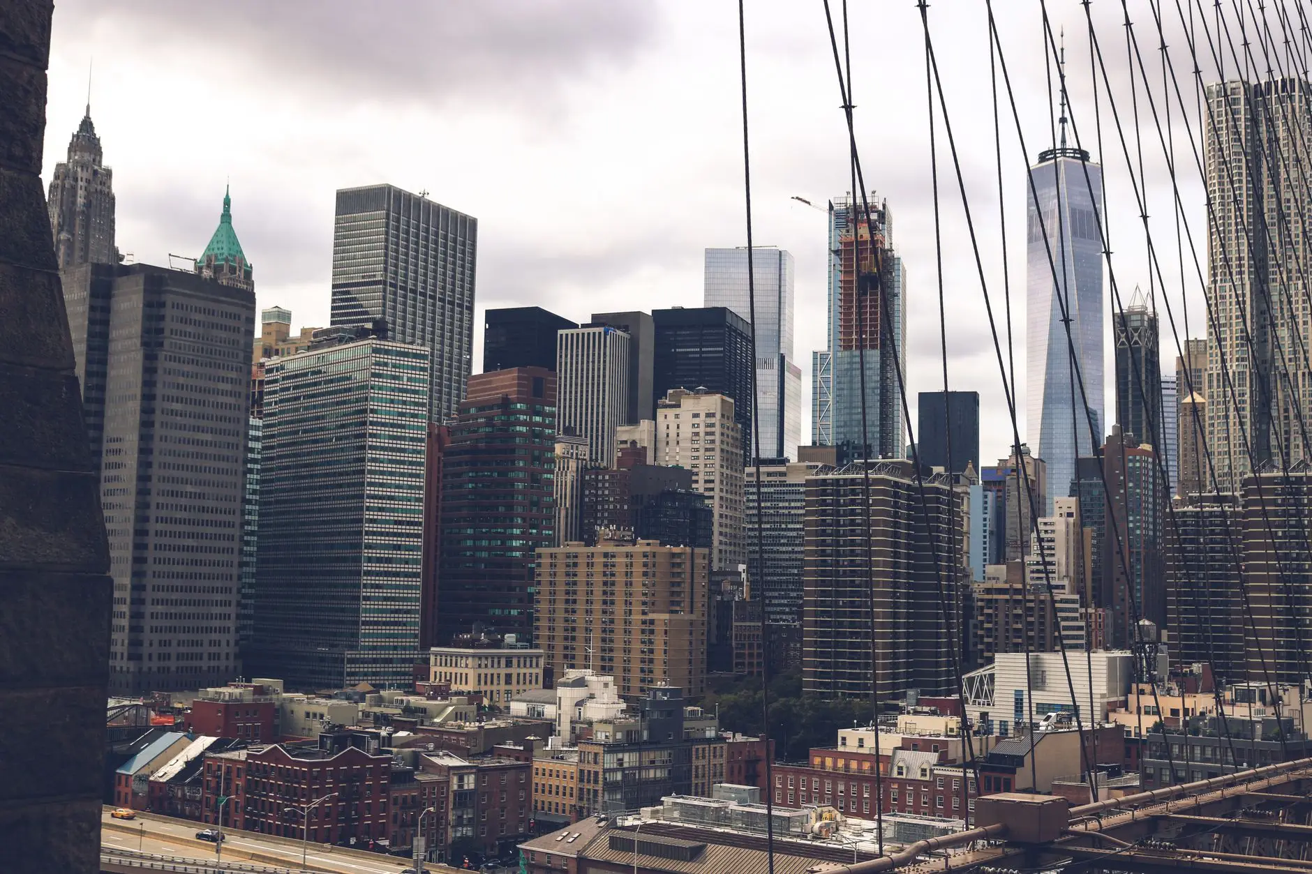 Skyline de Manhattan con el puente de Brooklyn al atardecer