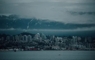 Skyline de Vancouver con montañas al fondo