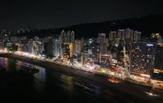 Skyline nocturno de Busan junto al mar Skyline nocturno de Busan junto al mar