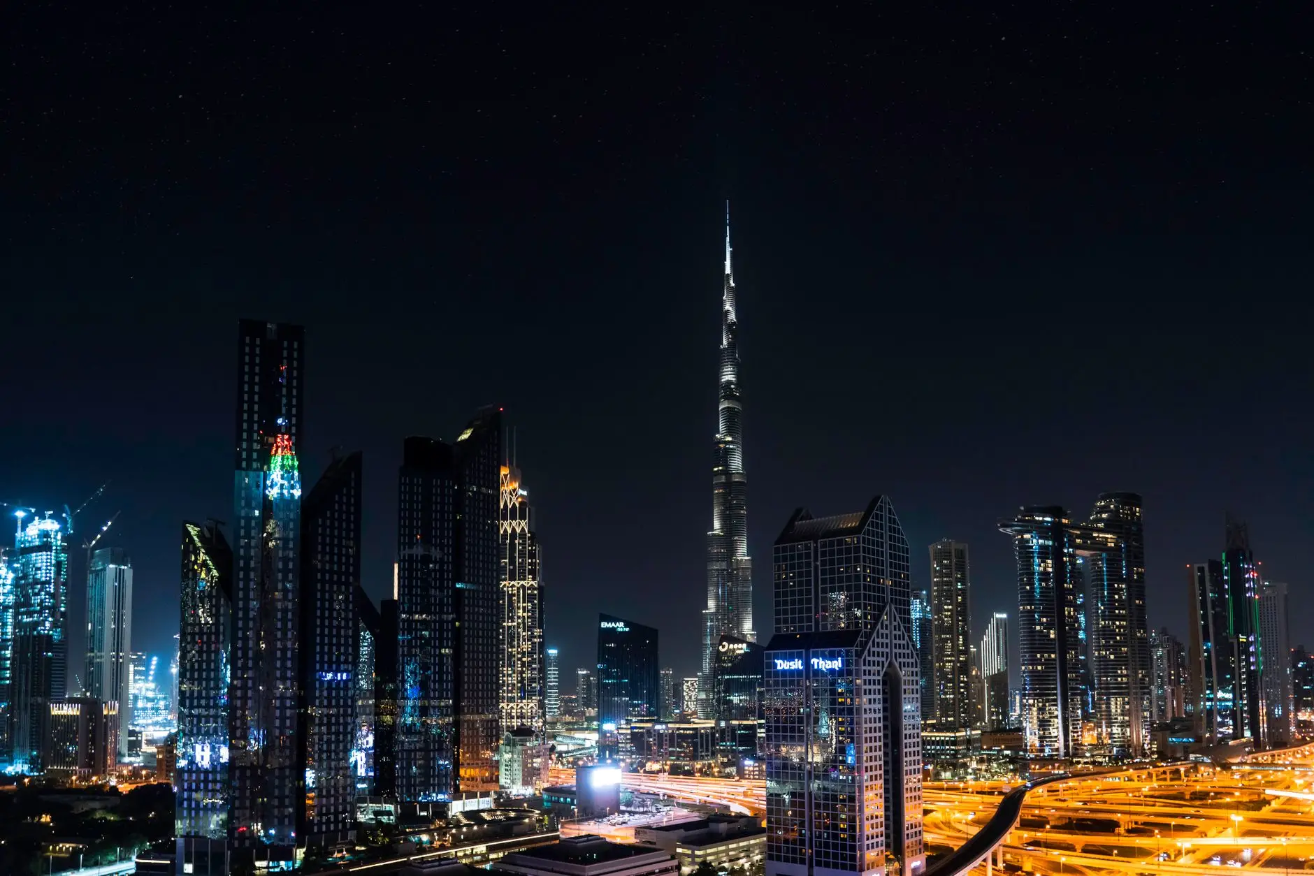 Skyline nocturno de Dubái con el Burj Khalifa iluminado