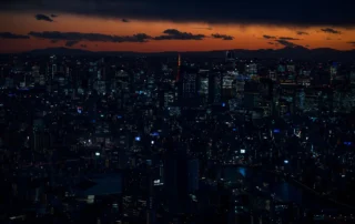 Skyline nocturno de Tokio iluminado