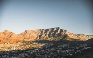 Table Mountain sobre Ciudad del Cabo al atardecer Table Mountain sobre Ciudad del Cabo al atardecer