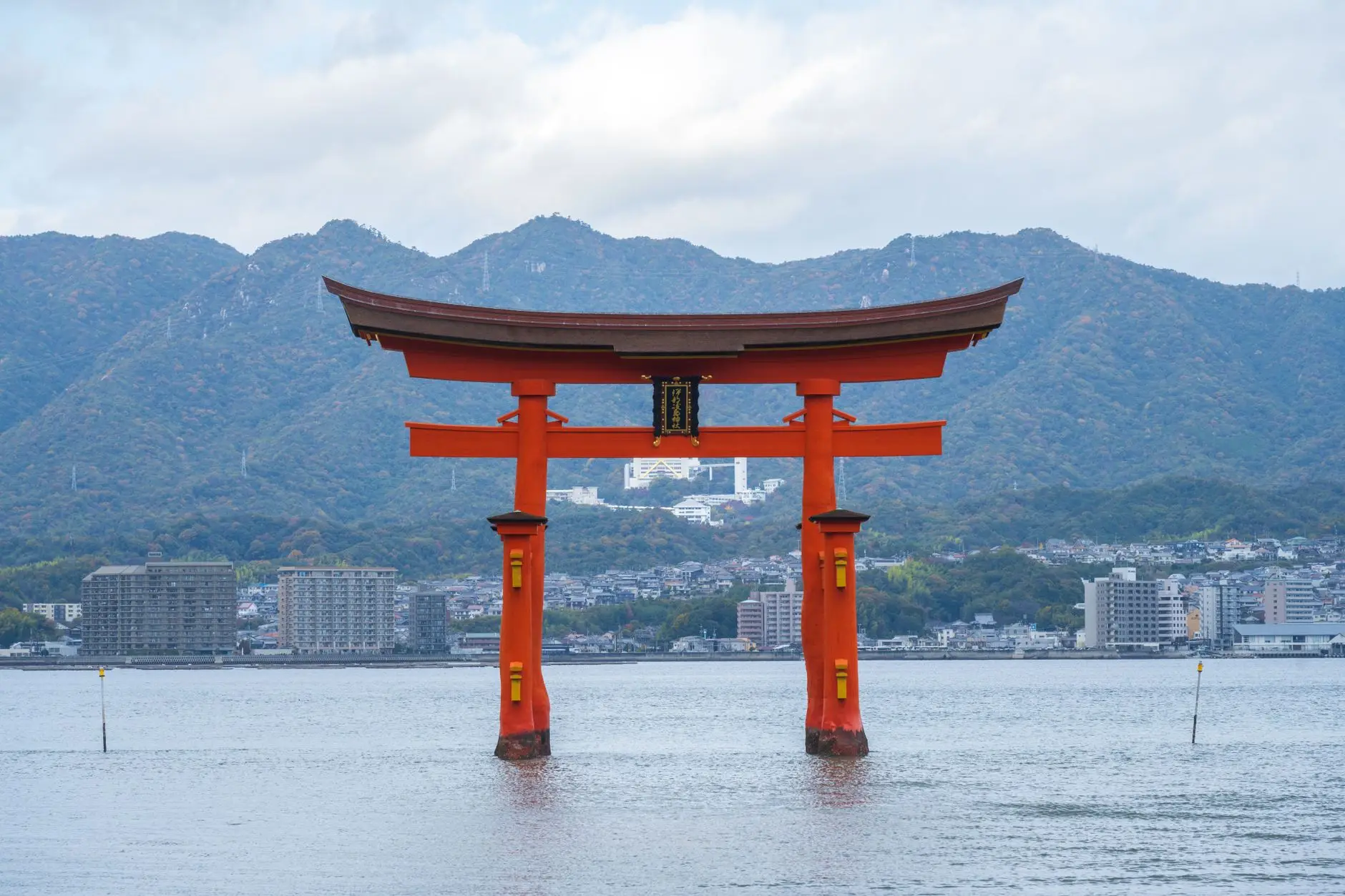Torii flotante del santuario de Itsukushima sobre el mar en Japón al atardecer