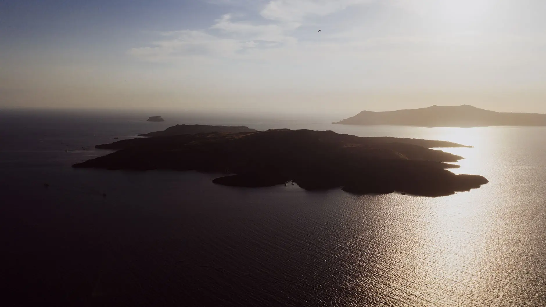 Vista aérea de las casas blancas de Santorini sobre la caldera al atardecer
