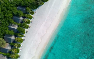 Vista aérea de un resort en Maldivas sobre aguas turquesas Vista aérea de un resort en Maldivas sobre aguas turquesas