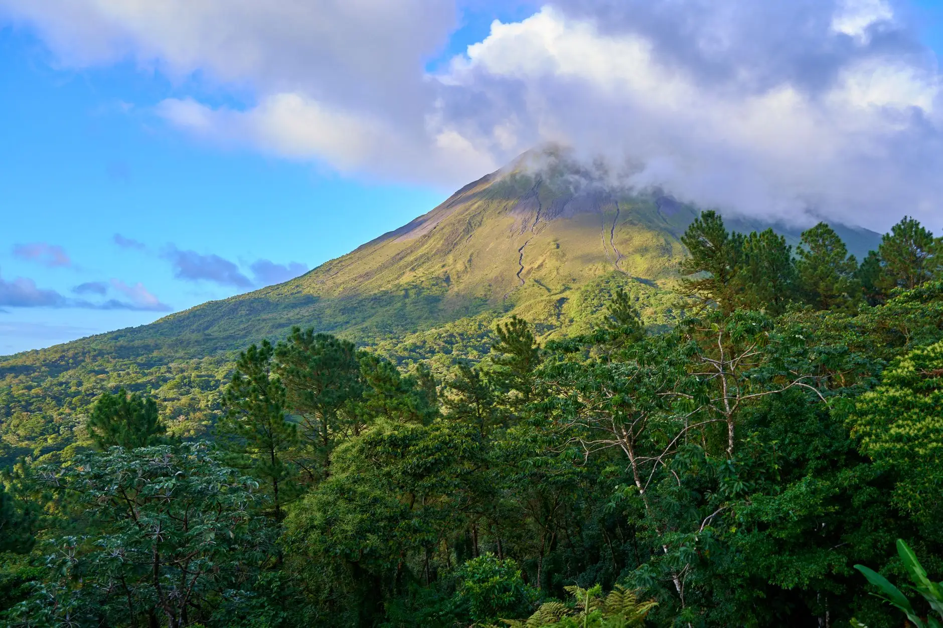 Volcán Arenal sobre la selva de Costa Rica