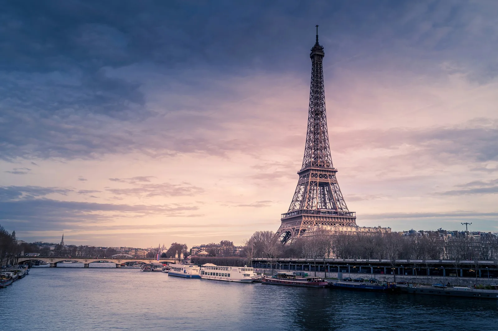 Torre Eiffel y el Sena al atardecer