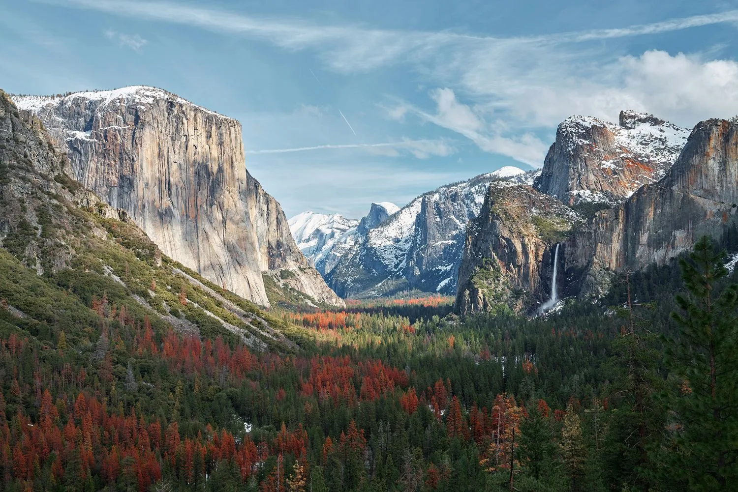Valle de Yosemite con El Capitán y cascada